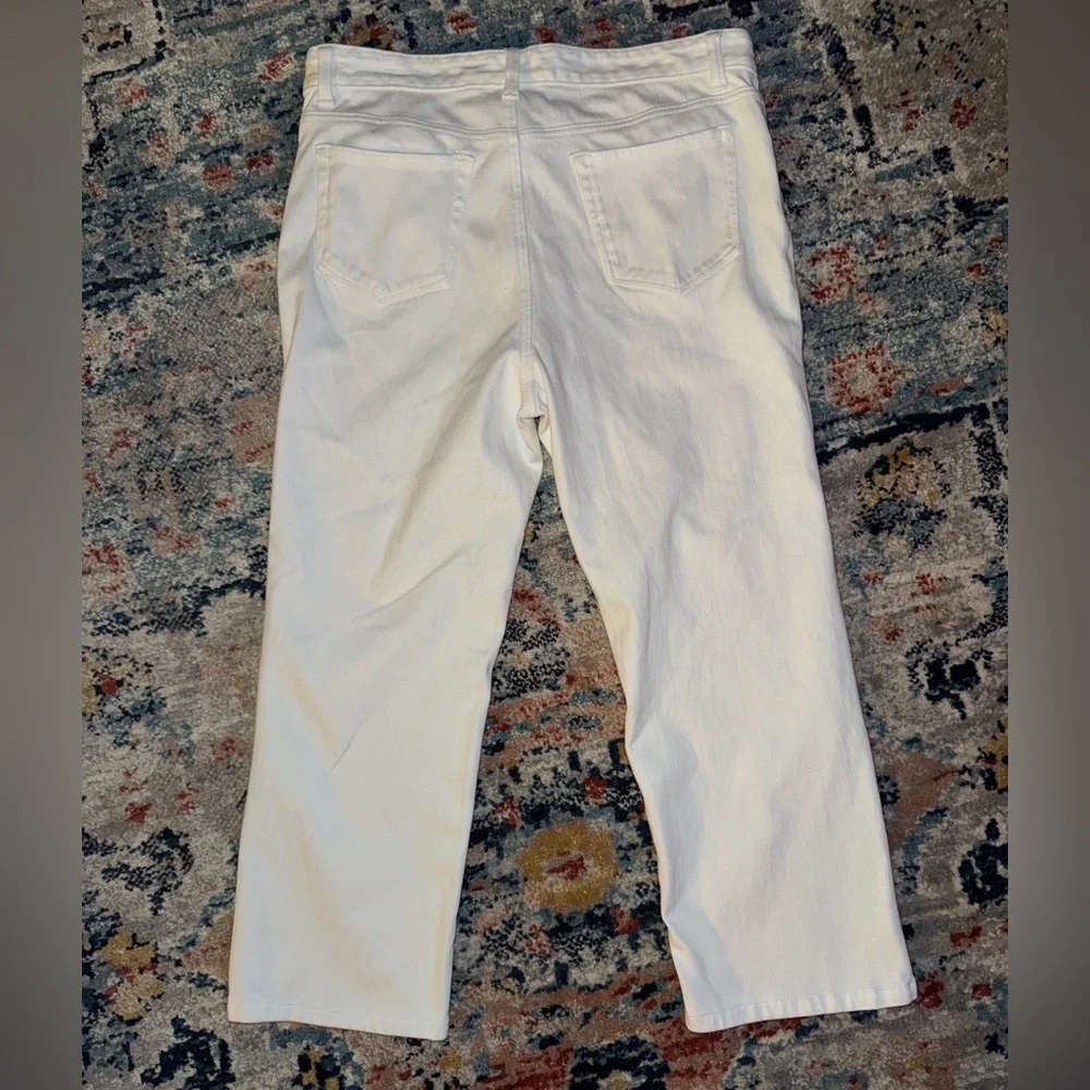 Women’s L.L. Bean Classic Fit White Cropped Denim
Size 12 - Picture 3 of 5